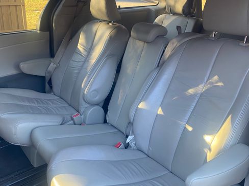 Used 2011 Toyota Sienna XLE image 21