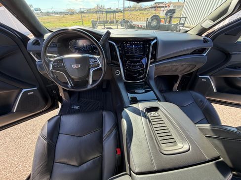 Used 2019 Cadillac Escalade ESV Platinum image 11