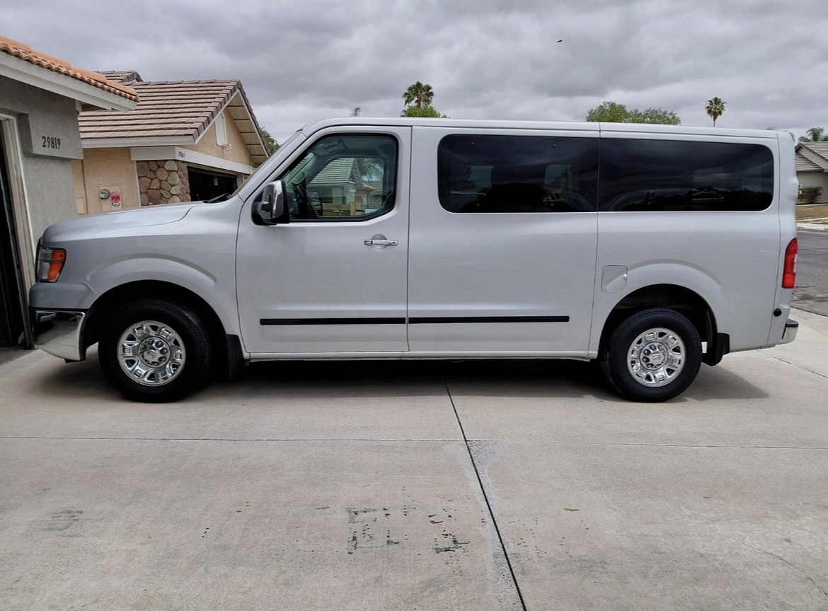 Used 2018 Nissan NV 3500 SV w/ Navigation Package RWD image 2