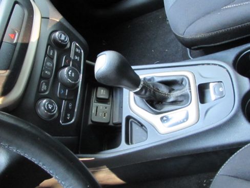 Used 2015 Jeep Cherokee Latitude FWD image 14