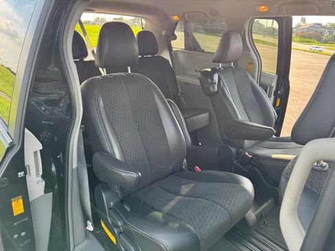 Used 2014 Toyota Sienna SE w/ SE Premium Package w/Entune FWD image 16