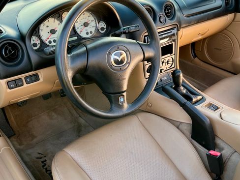 Used 2001 MAZDA MX-5 Miata RWD image 12