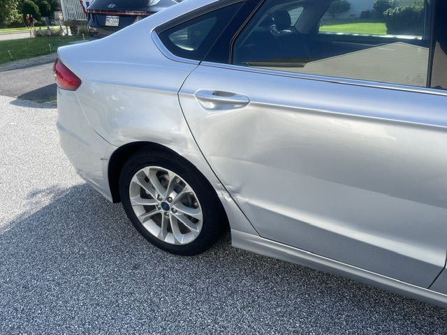 Used 2019 Ford Fusion SE FWD image 4