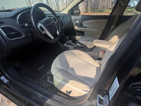 Used 2012 Chrysler 200 Touring FWD image 10
