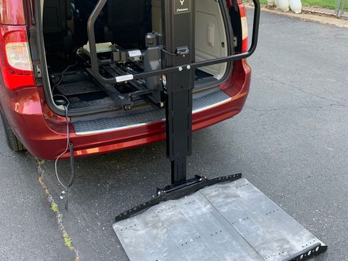 Used 2014 Chrysler Town & Country Touring image 1