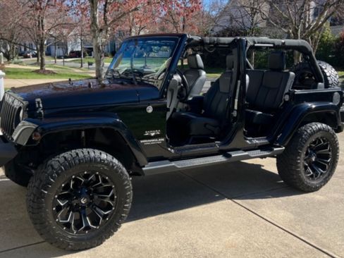 Used 2017 Jeep Wrangler Unlimited Sahara w/ Connectivity Group AWD/4WD image 2