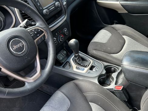 Used 2018 Jeep Cherokee Latitude FWD image 5
