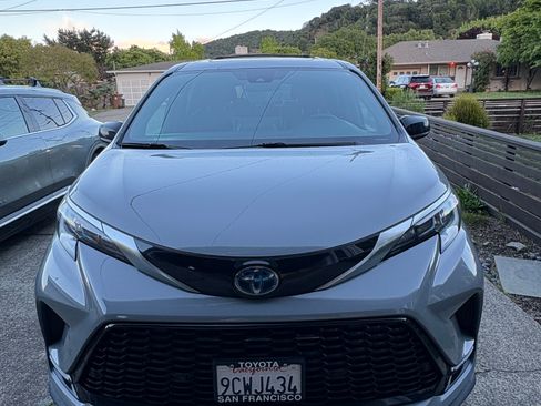 Used 2023 Toyota Sienna XSE image 6