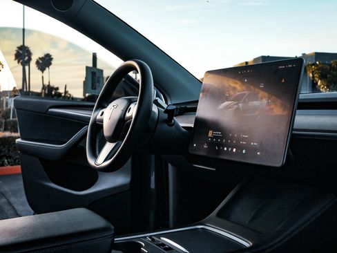 Used 2023 Tesla Model Y AWD image 11