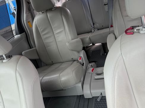Used 2014 Toyota Sienna XLE FWD image 8