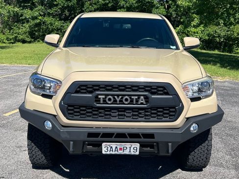 Used 2017 Toyota Tacoma TRD Off-Road w/ Tow Package (A/T) AWD/4WD image 9