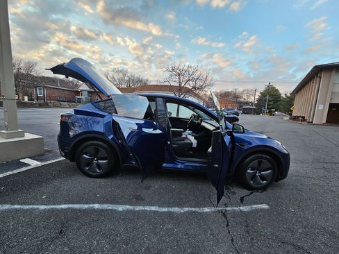 Used 2022 Tesla Model Y Long Range image 10
