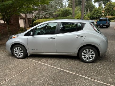 Used 2013 Nissan Leaf S w/ Charger Pkg FWD image 2