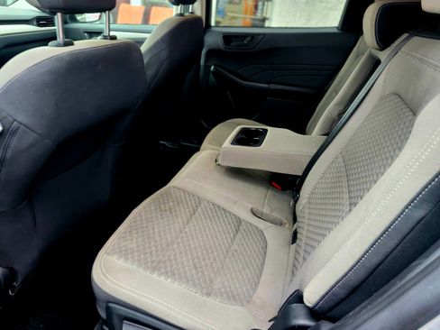 Used 2022 Ford Escape SE w/ SE Sport Appearance Package image 4