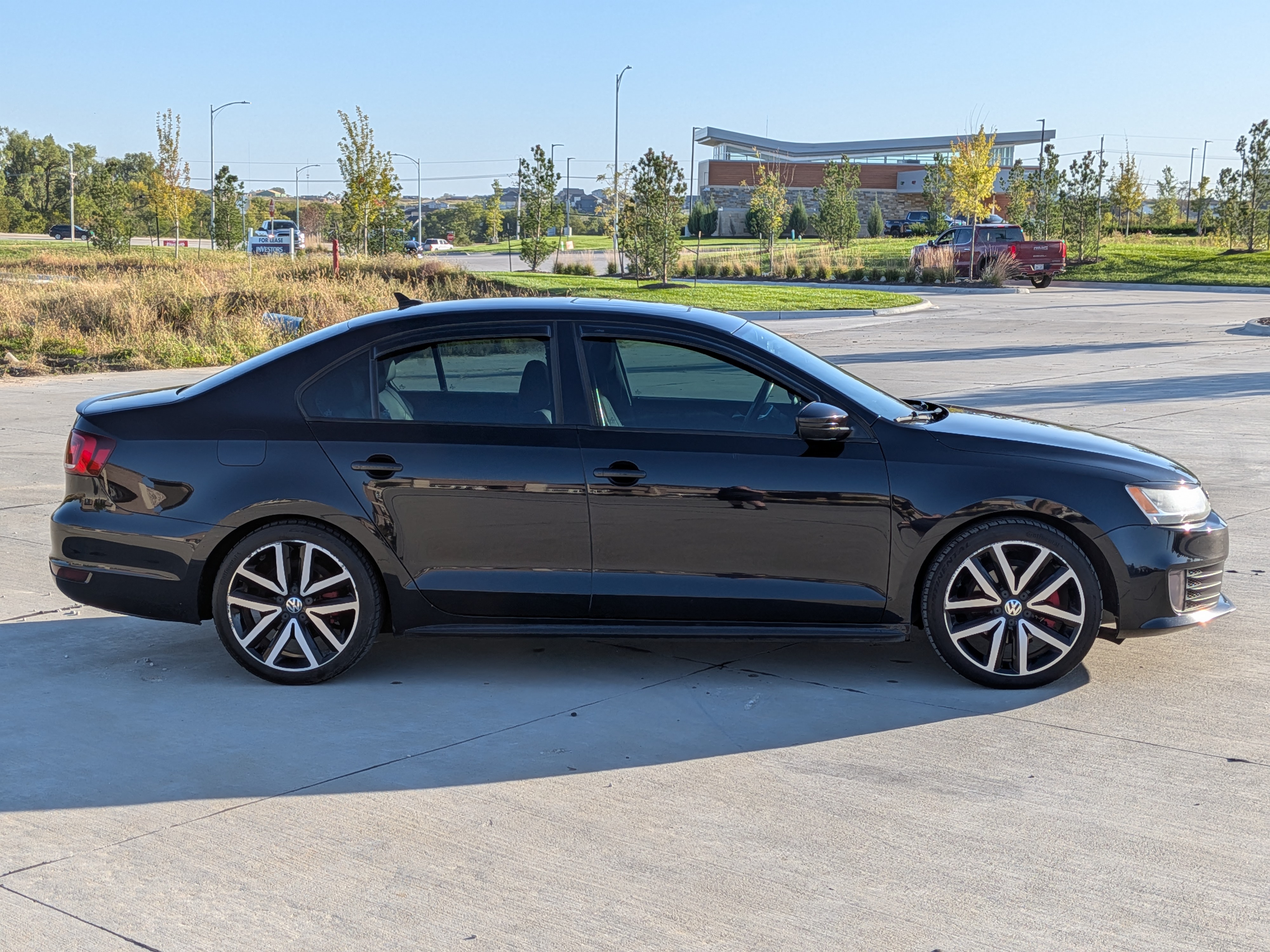 Used 2012 Volkswagen Jetta GLI FWD image 2
