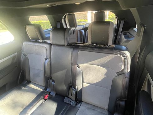 Used 2017 Ford Explorer XLT w/ Equipment Group 202A image 10