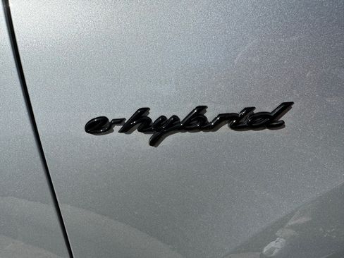 Used 2022 Porsche Cayenne E-Hybrid Sport Utility 4D image 15