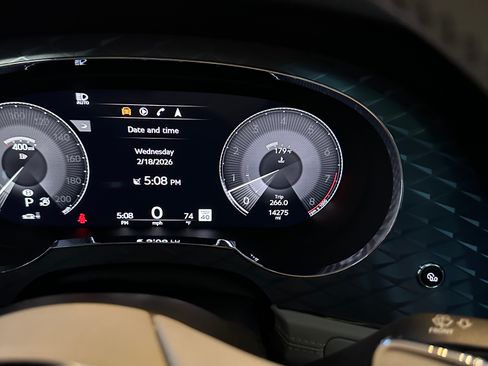 Used 2022 Bentley Bentayga image 16