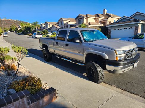 Used 2005 Chevrolet Silverado 2500 LS w/ Heavy-Duty Power Package AWD/4WD image 1