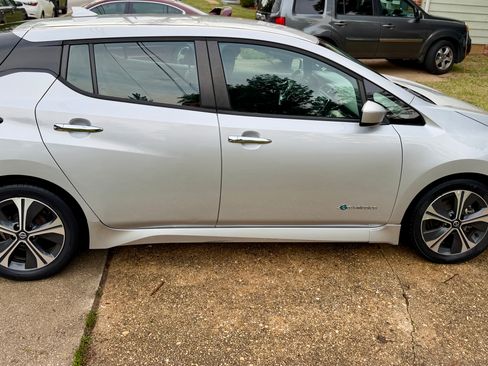 Used 2018 Nissan Leaf SV w/ SV All Weather Package FWD image 6