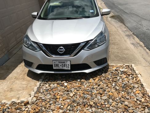 Used 2016 Nissan Sentra SV FWD image 2