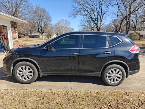 Used 2016 Nissan Rogue S image 2