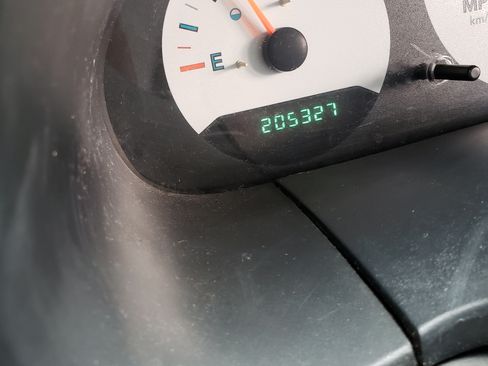 Used 2005 Chrysler Town & Country image 9