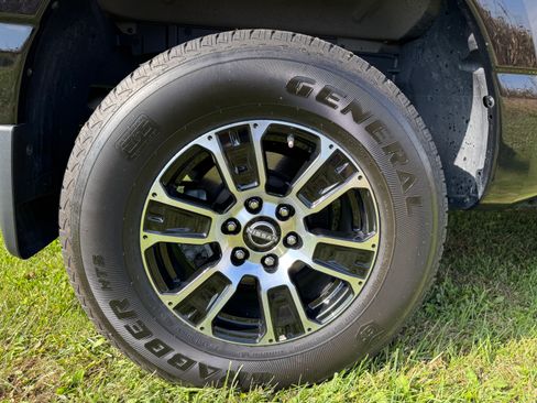 Used 2023 Nissan Titan SV w/ SV Convenience Package image 13