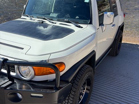 Used 2014 Toyota FJ Cruiser 4WD w/ Upgrade Package image 12