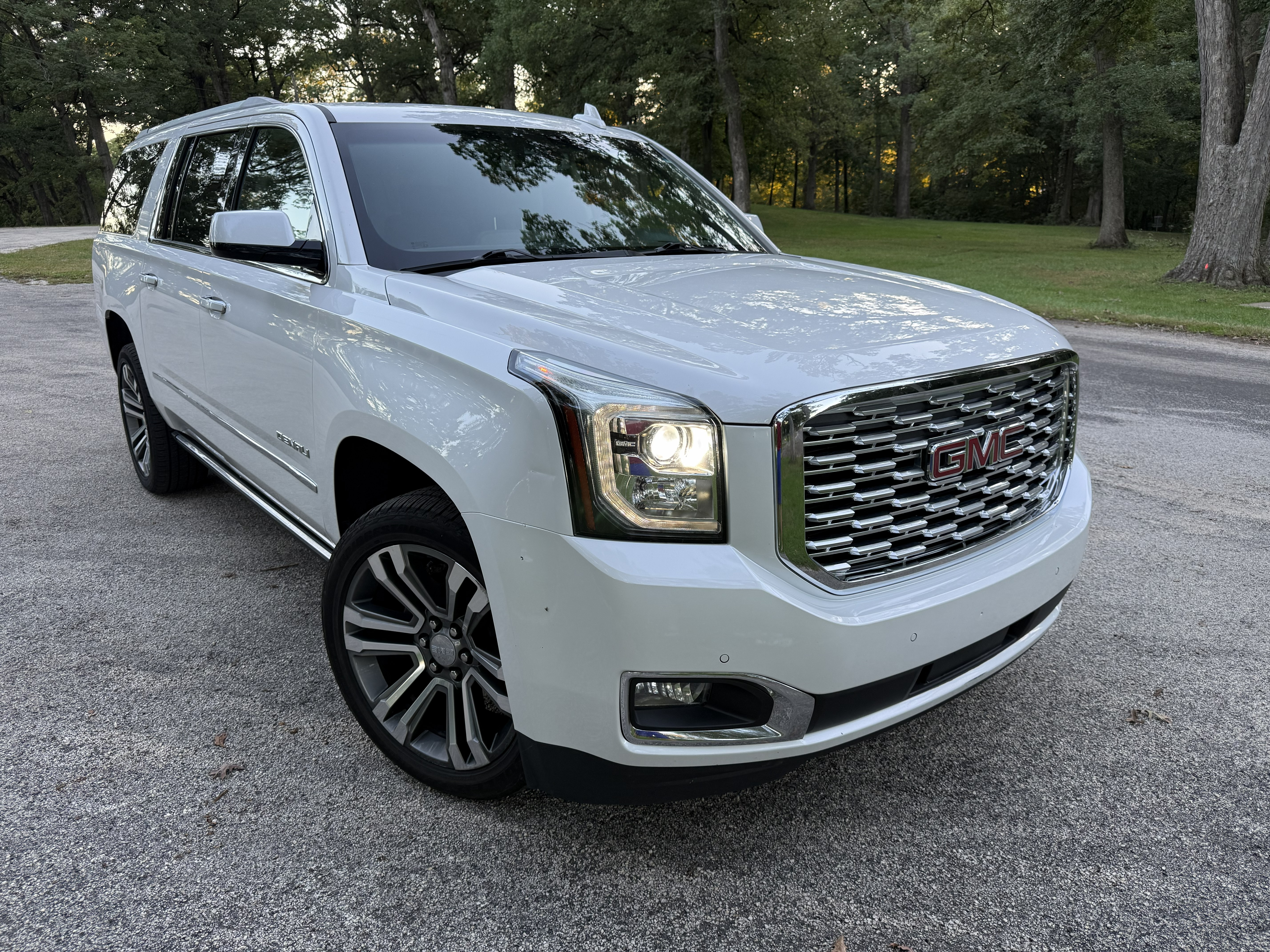 Used 2019 GMC Yukon XL Denali w/ Denali Ultimate Package AWD/4WD image 1