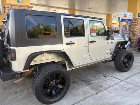 Used 2007 Jeep Wrangler Unlimited X w/ Dual Top Group image 9
