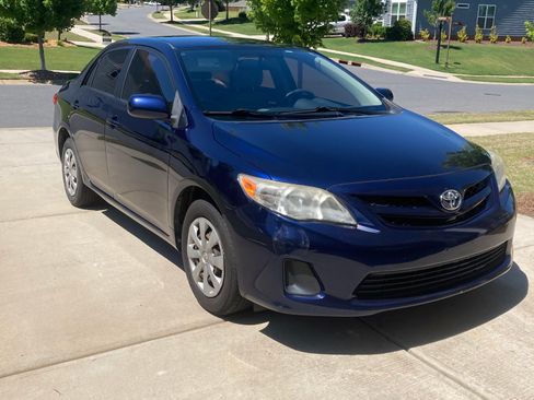 Used 2011 Toyota Corolla LE FWD image 2
