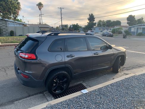 Used 2018 Jeep Cherokee Latitude w/ Altitude Package FWD image 12