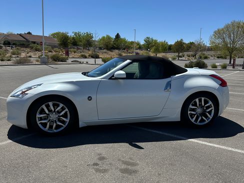 Used 2012 Nissan 370Z Touring RWD image 4