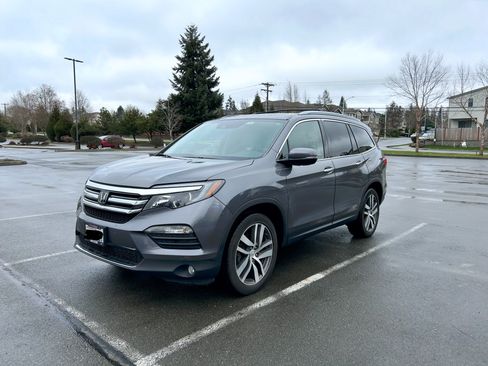Used 2017 Honda Pilot Touring image 1