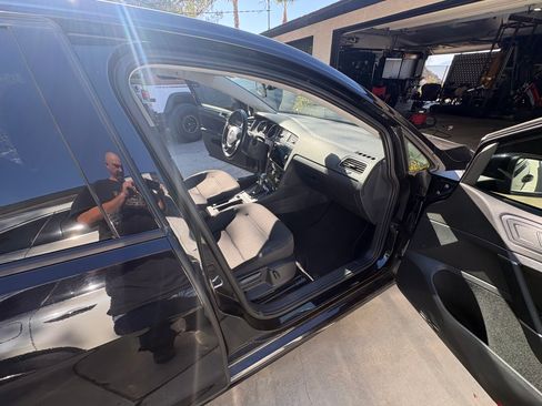 Used 2019 Volkswagen e-Golf SE w/ Driver Assistance Package FWD image 2