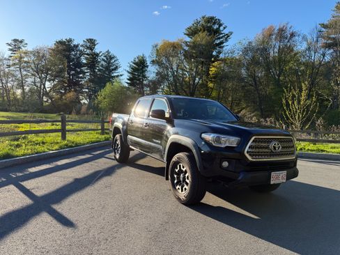 Used 2016 Toyota Tacoma TRD Off-Road w/ Premium & Technology Package AWD/4WD image 4
