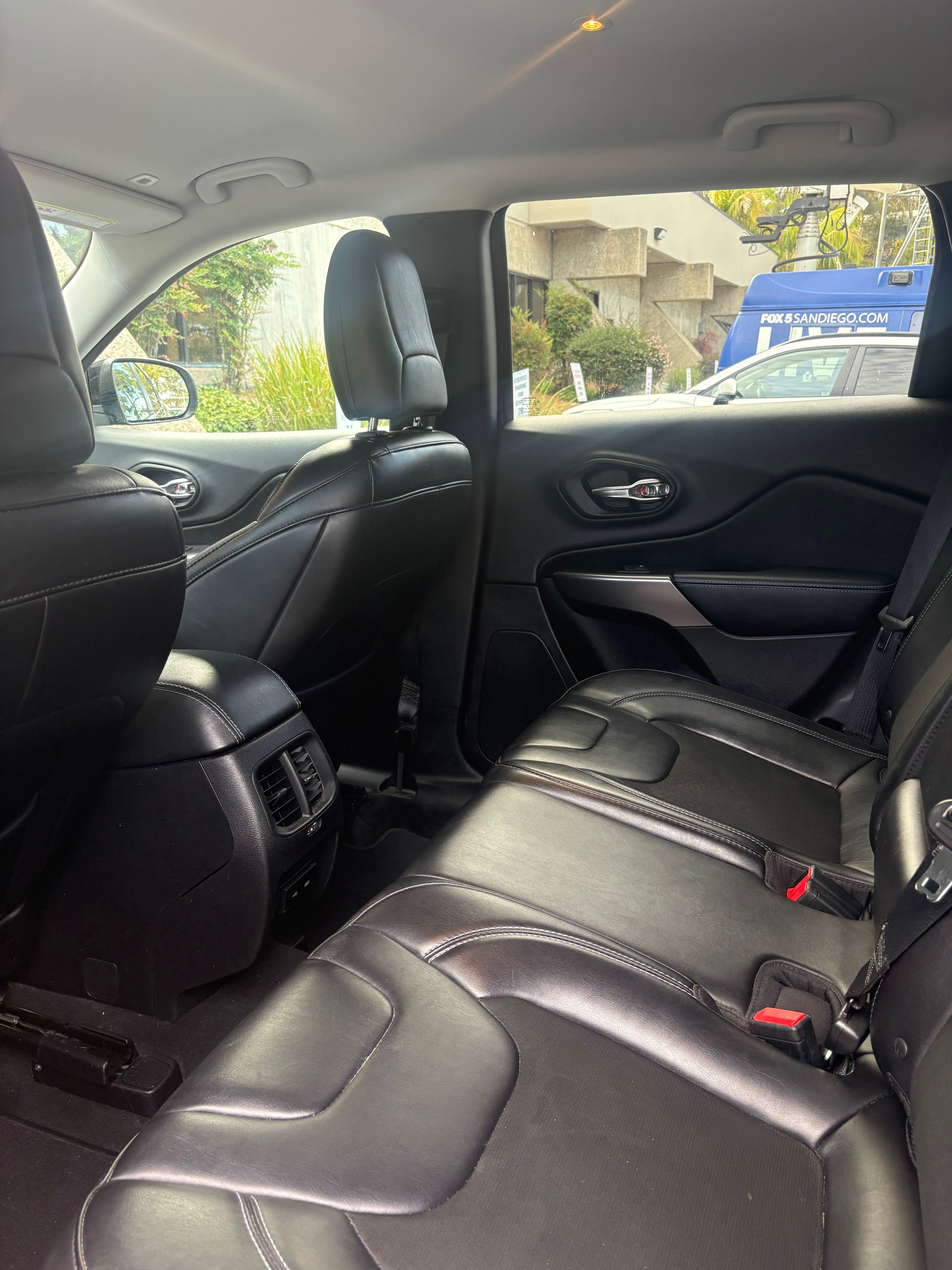 Used 2019 Jeep Cherokee Latitude Plus FWD image 8