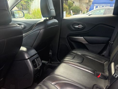Used 2019 Jeep Cherokee Latitude Plus FWD image 8