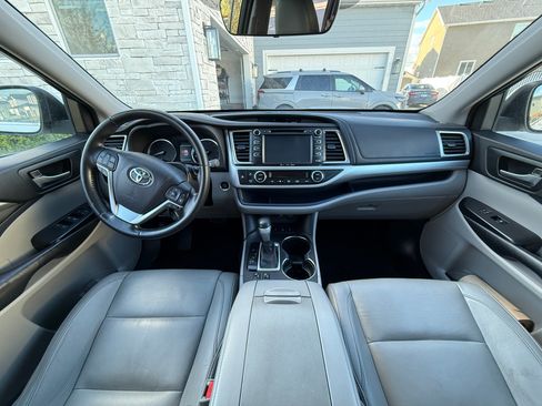 Used 2018 Toyota Highlander XLE w/ Carpet Mat Package (TMS) image 2