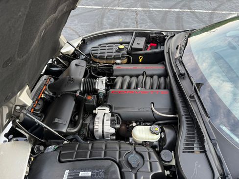 Used 2000 Chevrolet Corvette Coupe w/ Memory Pkg RWD image 4