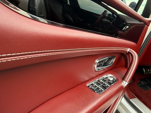 Used 2019 Bentley Bentayga image 6