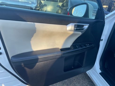 Used 2012 Lexus CT 200h Premium image 23