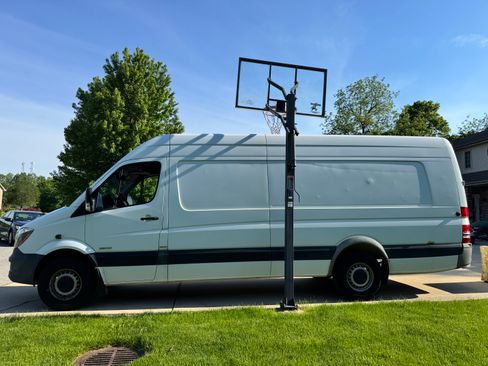 Used 2015 Mercedes-Benz Sprinter 2500 image 2