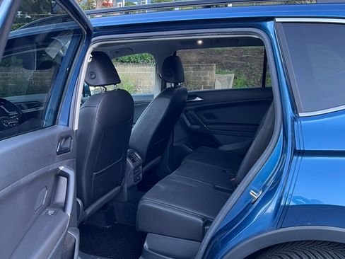 Used 2018 Volkswagen Tiguan SE w/ Panoramic Sunroof Package image 12