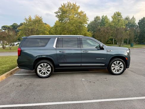Used 2021 GMC Yukon XL Denali w/ Denali Premium Package AWD/4WD image 8