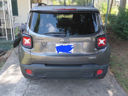 Used 2016 Jeep Renegade Latitude FWD image 6