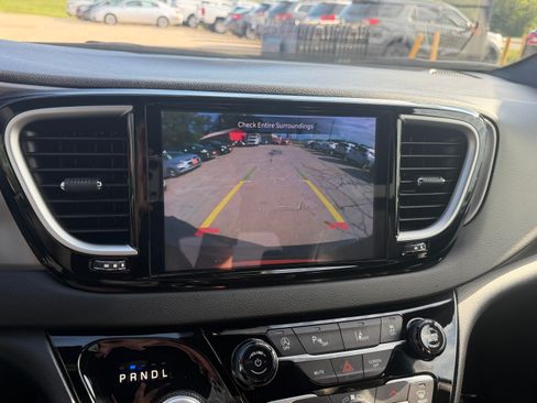 Used 2025 Chrysler Pacifica Select FWD image 8