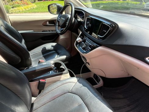 Used 2018 Chrysler Pacifica Touring-L Plus w/ Advanced Safetytec Group FWD image 15