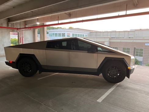 Used 2024 Tesla Cybertruck AWD Crew Cab image 5